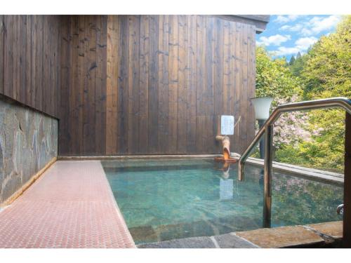 a small swimming pool with a wooden fence at 霧島花紫 in Kirishima