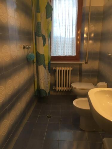 La salle de bains est pourvue de toilettes, d'un lavabo et d'une fenêtre. dans l'établissement Podere Telesforo, à Acquapendente