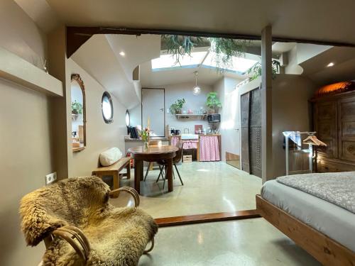 a room with a bed and a kitchen with a table at Houseboat Tante Piet in Amsterdam