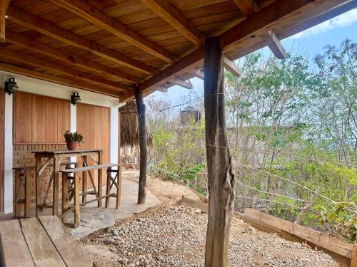 eine Veranda eines Hauses mit einem Tisch in der Unterkunft Estudio Leon in San Agustinillo