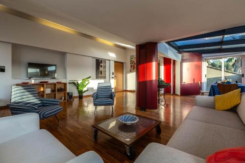 Spacious Penthouse with St Peter View