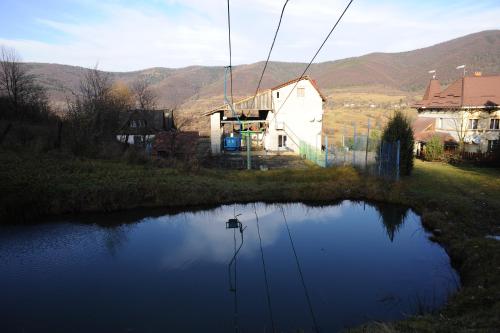 a reflection of a house in a body of water at Perlyna Krasiyi in Vyshka