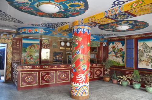 Hol lub recepcja w obiekcie Overseas Tibetan Hotel