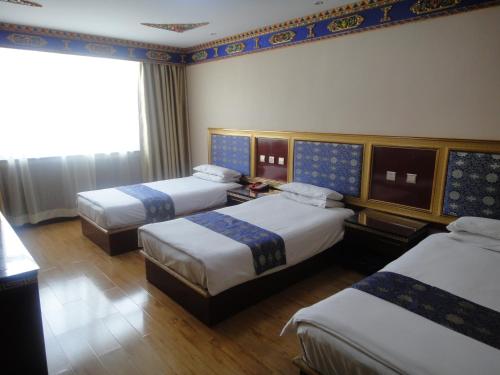 Ένα ή περισσότερα κρεβάτια σε δωμάτιο στο Overseas Tibetan Hotel