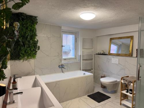 a bathroom with a bath tub and a toilet at Appartement Rothenburg in Rothenburg ob der Tauber