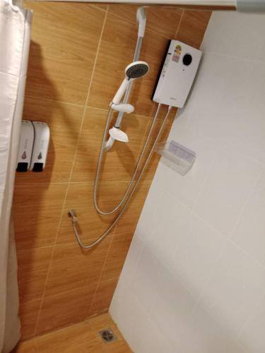 a shower with a hose attached to a wall at มานอนนี่ รีสอร์ท in Ban Wang Thong