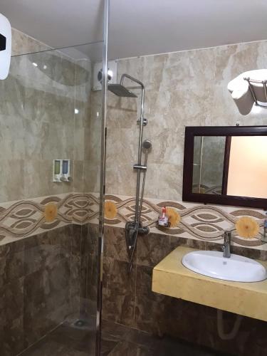 a bathroom with a shower and a sink at Khách Sạn Nguyễn Hùng in Sapa