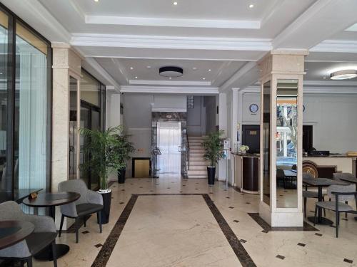 Lobbyen eller receptionen på Regency Hotel