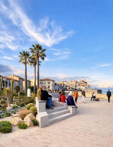Old Town Antibes Apartment with AC 320m from Beach