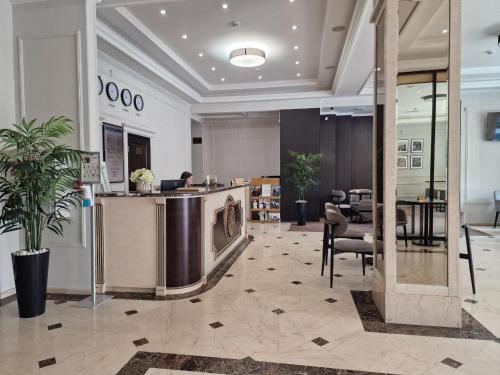 Lobbyen eller receptionen på Regency Hotel