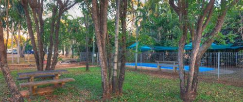 Κήπος έξω από το Batchelor Holiday Park