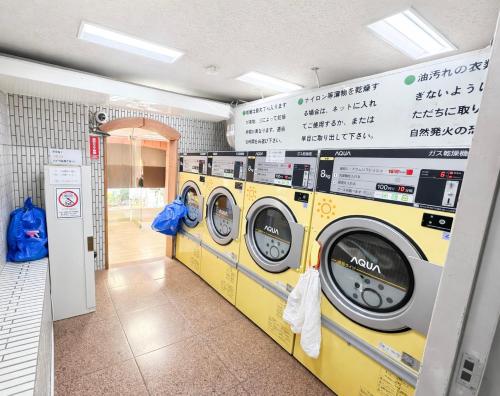 新宿 歌舞伎町 Shinjuku Kabukicho Newly Renovated Spacious 3Bedroom with 6 Beds, 2 Bathrooms & 2 Toilets 步行到JR新宿駅10分 東新宿4分 新宿三丁目5分 直达渋谷原宿秋葉原