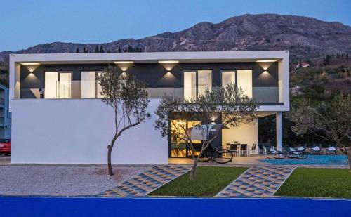 Villa Mlini Quiet Land with pool and badminton court