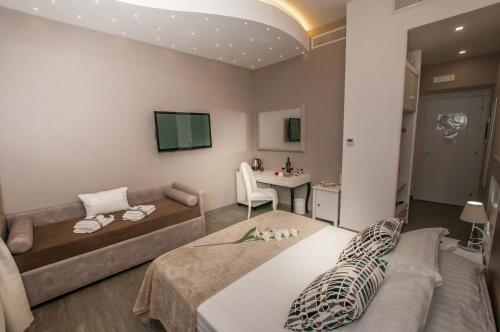 una sala de estar con dos camas y un sofá en Elenoire Rooms & Suite, en Roma