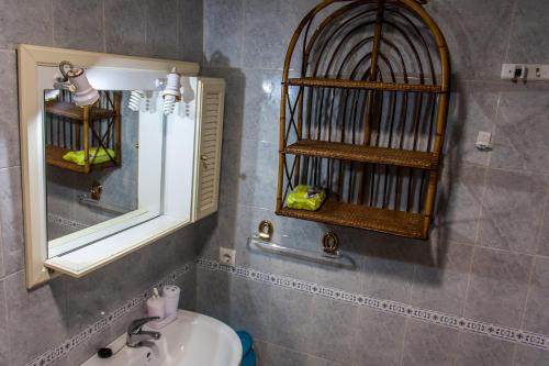 a bathroom with a sink and a mirror at Apartamento La carraca in Chipiona