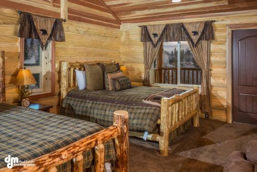 Een bed of bedden in een kamer bij Alaska Knotty Pine B&B