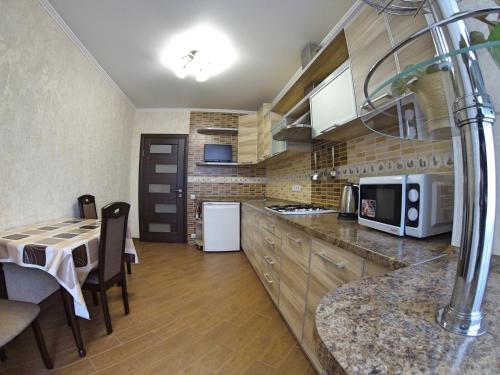Кухня або міні-кухня у Apartment on Kyivska Street 29\53