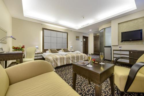 Televisyen dan/atau pusat hiburan di Hotel Lapad