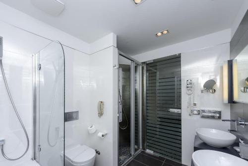 Bilik mandi di Hotel Lapad