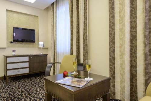 Televisyen dan/atau pusat hiburan di Hotel Lapad