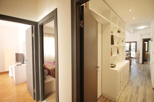 Afbeelding uit fotogalerij van Eur Bright Spacious Terraced Apartment with private parking only for Small Cars in Rome