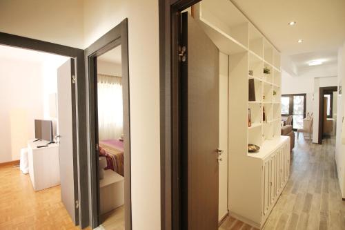 Eur Bright Spacious Terraced Apartment with private parking only for Small Cars