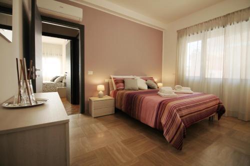 sypialnia z dużym łóżkiem i lustrem w obiekcie Eur Bright Spacious Terraced Apartment with private parking only for Small Cars w Rzymie