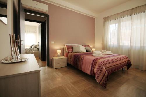 Eur Bright Spacious Terraced Apartment with private parking only for Small Cars