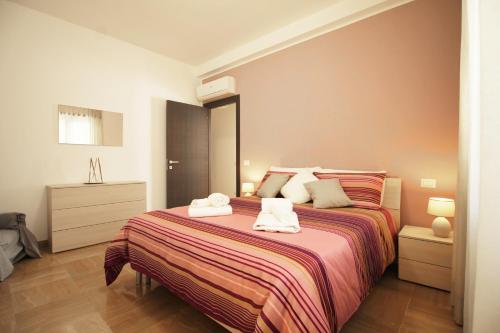 Eur Bright Spacious Terraced Apartment with private parking only for Small Cars