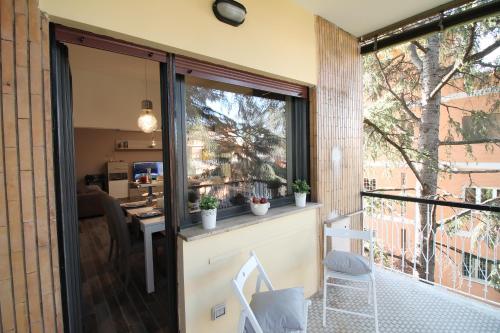 Eur Bright Spacious Terraced Apartment with private parking only for Small Cars