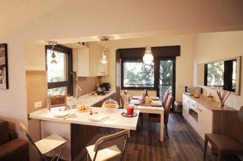 Eur Bright Spacious Terraced Apartment with private parking only for Small Cars