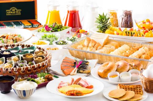 川崎市にある川崎日航ホテルのテーブルの上にさまざまな種類の食べ物が並んだビュッフェ