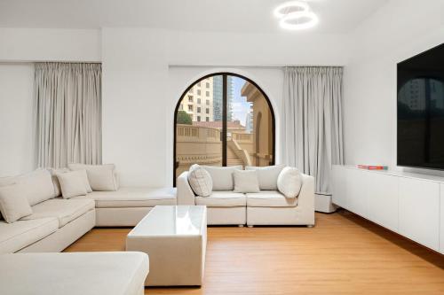 FIRST CLASS 3BR Spacious Living Walk to Beach