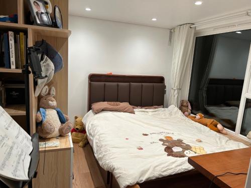 a bedroom with a bed with stuffed animals on it at Baoyan Kingston - Guest House with 2 bedrooms with 1 toilet-washing room in Kingston upon Thames