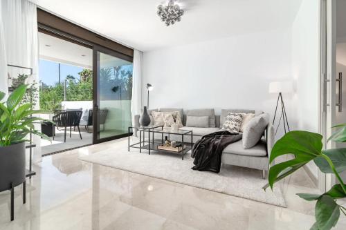 Nueva Andalucia Townhouse, Private Garden and Garage