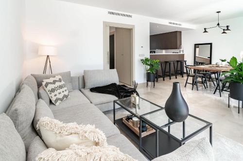 Nueva Andalucia Townhouse, Private Garden and Garage