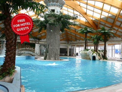 Piscine de l'établissement Hotel Hills Sarajevo Congress & Thermal Spa Resort ou située à proximité