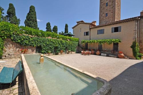 a swimming pool in the courtyard of a building at Il Principe by PosarelliVillas in Marsiliana