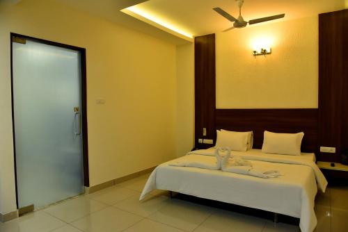 Ένα ή περισσότερα κρεβάτια σε δωμάτιο στο Rathna Residency