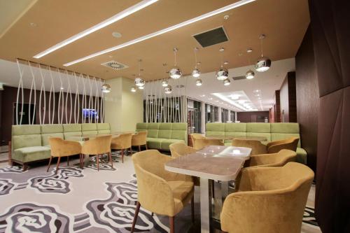 Ramada Plaza Craiovaにあるシーティングエリア
