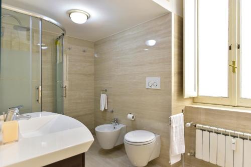 ローマにあるElite Rome Apartmentsのバスルーム(白い洗面台、トイレ付)