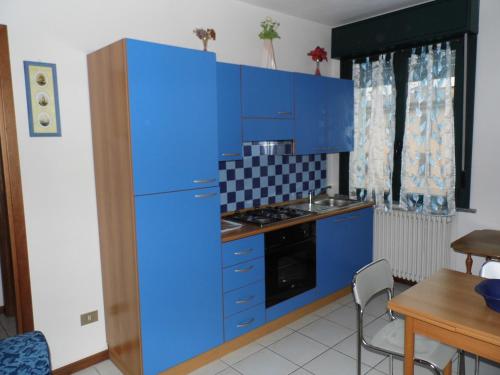 帕爾馬的住宿－Bilocale Mentana 21，厨房配有蓝色橱柜和蓝色冰箱