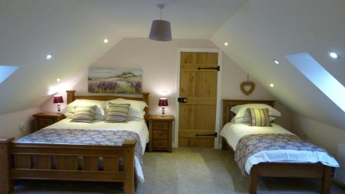 Cama o camas de una habitación en Onnen Fawr Barn