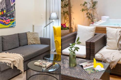 Posh 1-BDRM Apt, W Private Patio & Jacuzzi!