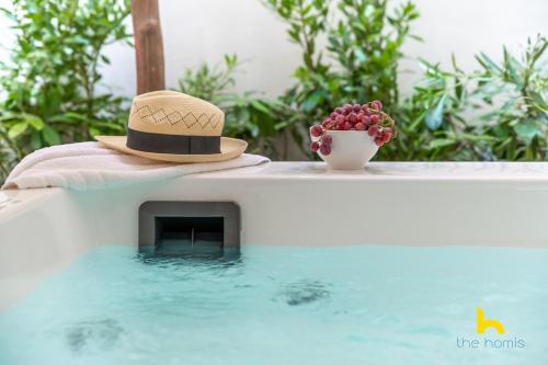 Posh 1-BDRM Apt, W Private Patio & Jacuzzi!