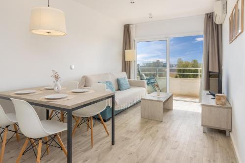 Soleado apartamento con vistas al mar y piscina