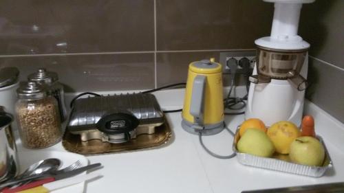 a kitchen counter with a blender and a bowl of fruit at Affittacamere Rubino Guest House in Ponte nellʼAlpi