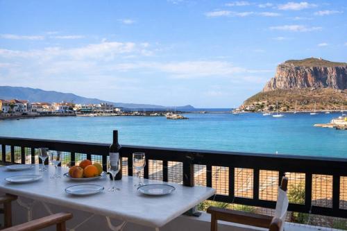 Matroni's House - Seafront Getaway in Monemvasia