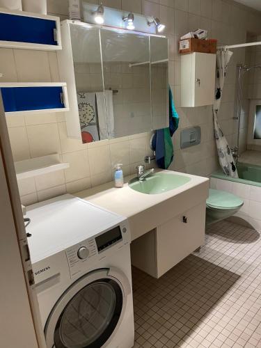 1-bed room Apartment in lively Kreis 4, fireplace