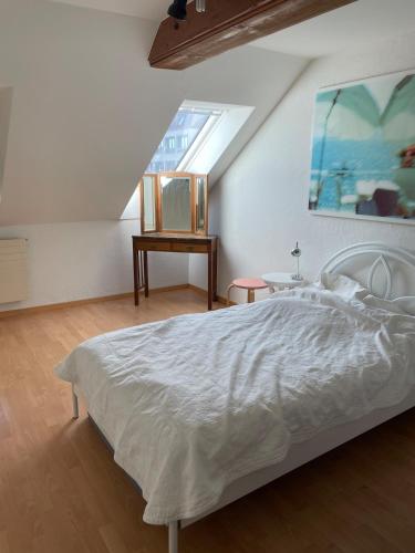 1-bed room Apartment in lively Kreis 4, fireplace